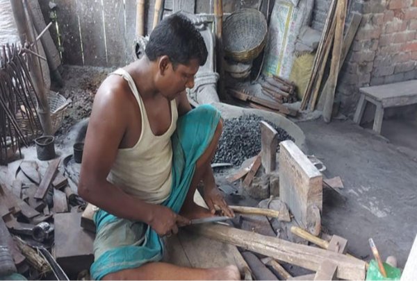 টুংটাং শব্দে মুখরিত চরভদ্রাসনের কামারশালা