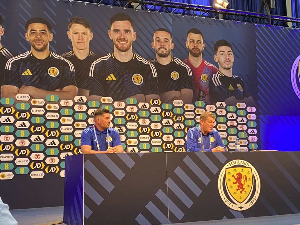 Schottlands Nationalmannschaft freut sich über den Empfang in Garmisch-Partenkirchen. Laut Co-Trainer John Carver geht es allen Spielern des Kaders gut. Freitag gehe es gegen Deutschland aber erst richtig los. #euro2024 #dpareporter