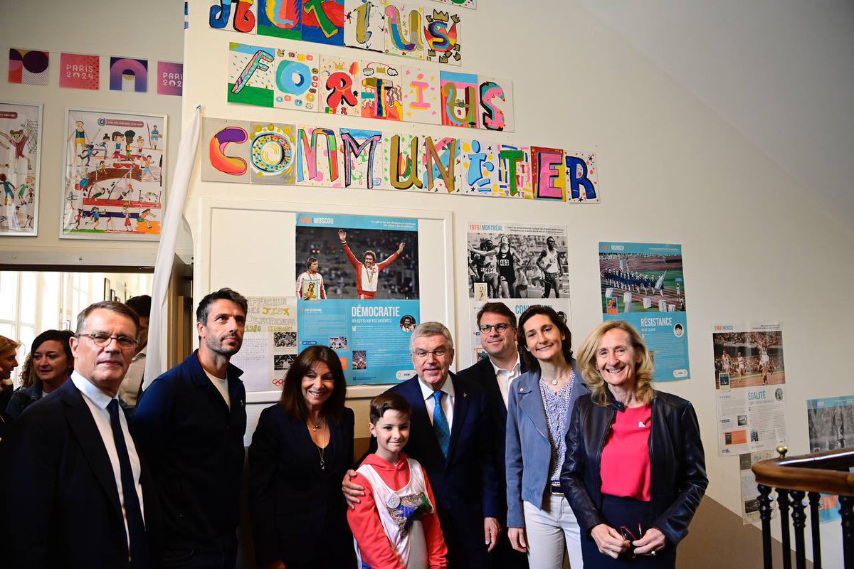 AOC1978's tweet photo. À l’école des Épinettes, grâce aux élèves et à la communauté éducative, les valeurs de l’olympisme et du paralympisme rayonnent : un musée, des créations artistiques, des images, un état d’esprit. 

Des Jeux qui inspirent.
Des Jeux qui rassemblent. 
Des Jeux qui rendent la France fière d’elle-même, aux yeux du monde entier. 

C’est l’exigence qui nous porte. Pour le pays et sa jeunesse.