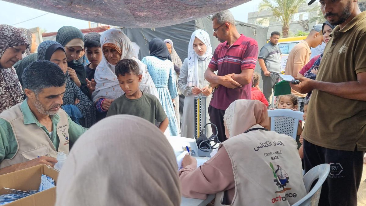 DsprOffice's tweet photo. On 8 June, as on every other day last week, our Mobile Clinic provided care and treatment to over 450 people in the refugee camp in Der Al Balah in central Gaza and distributed medicines to people who need them so urgently. https://t.co/mkMjfW8yId