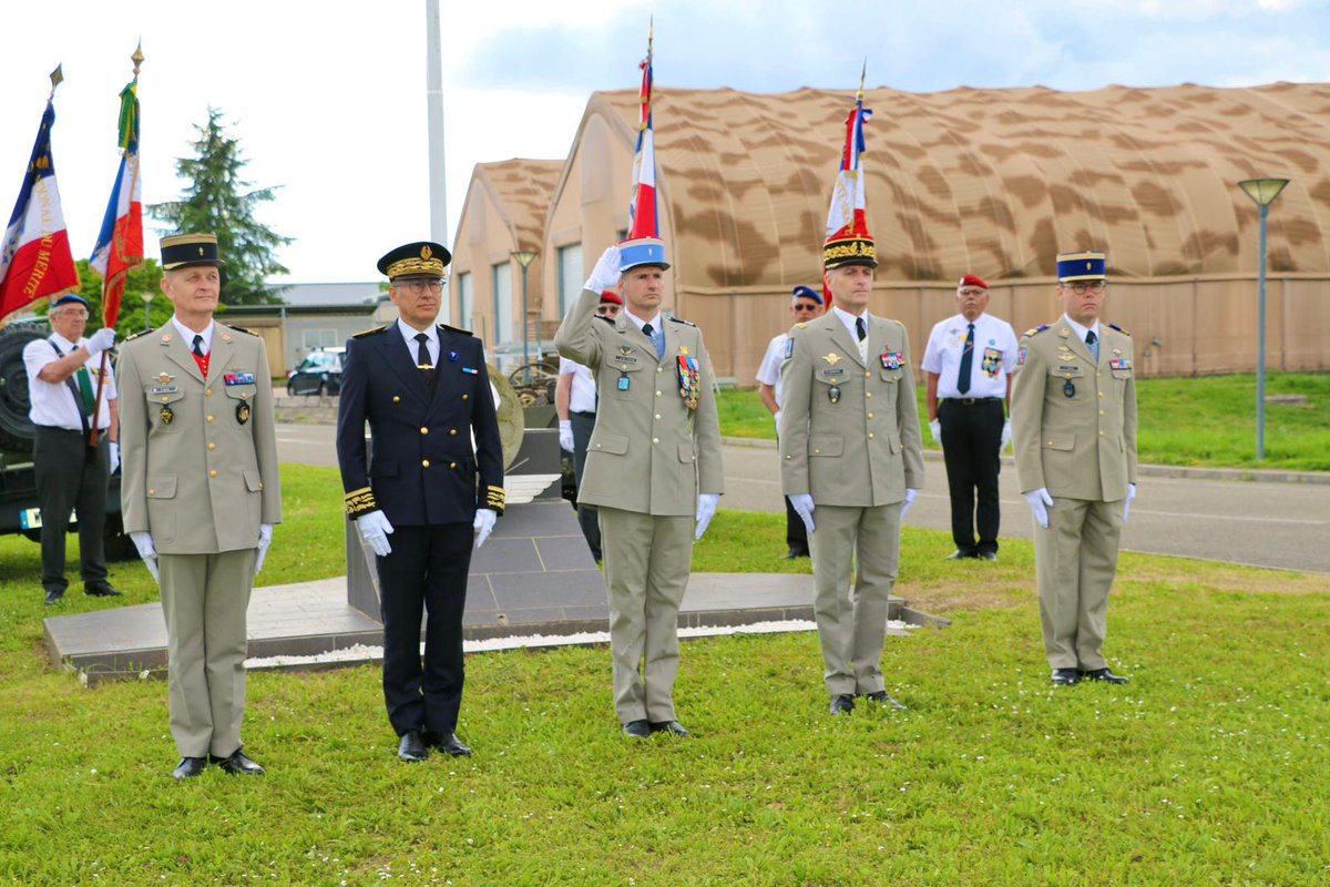 3eRMAT's tweet image. 🪂 La cellule de maintenance automatisée des parachutes (CMAP) a fêté ses 20 ans !

➡️ Au détachement du #3RMAT de Montauban, la 14e et 15e compagnie de maintenance largage parachutage (CMLP) ont pour mission le pliage et la réparation des parachutes de la @11eBP.
