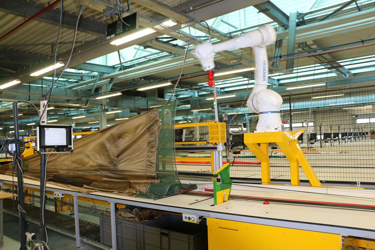 3eRMAT's tweet image. 🪂 La cellule de maintenance automatisée des parachutes (CMAP) a fêté ses 20 ans !

➡️ Au détachement du #3RMAT de Montauban, la 14e et 15e compagnie de maintenance largage parachutage (CMLP) ont pour mission le pliage et la réparation des parachutes de la @11eBP.