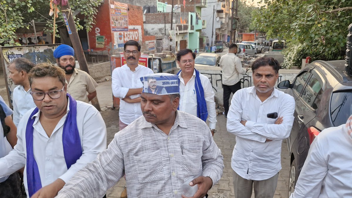 SatyapalChASP's tweet image. नगीना सांसद @BhimArmyChief मा. चंद्रशेखर जी की जीत का गाजियाबाद में  जश्न जारी है. आज विधानसभा क्षेत्र के विजयनगर इलाके में सर्वोदय नगर और लेबर चौक पर मीठा शर्बत बांटा गया.