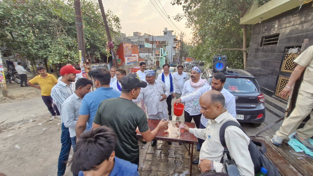 SatyapalChASP's tweet image. नगीना सांसद @BhimArmyChief मा. चंद्रशेखर जी की जीत का गाजियाबाद में  जश्न जारी है. आज विधानसभा क्षेत्र के विजयनगर इलाके में सर्वोदय नगर और लेबर चौक पर मीठा शर्बत बांटा गया.