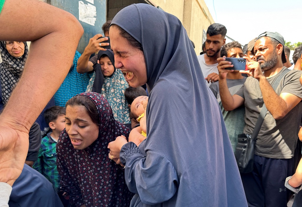 AJEnglish's tweet photo. The vast majority of women-led organisations in Gaza have sustained damage to their offices during the war, according to a survey by UN Women. 

Adding that 35% of the organisations have had their offices destroyed.

🔴 LIVE updates: https://t.co/rvTuLbVI83 https://t.co/DvJE4kQnEC