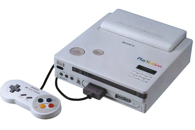 En 1988, <a href="/Sony/">Sony</a> y <a href="/Nintendo/">任天堂株式会社</a> trabajaban en una nueva consola, pero Nintendo rompió el acuerdo. Sony decidió defender su honor lanzando su propia consola, a la que llamaron @Playstation. Tira del hilo 🧵👇🏽👇🏽👇🏽