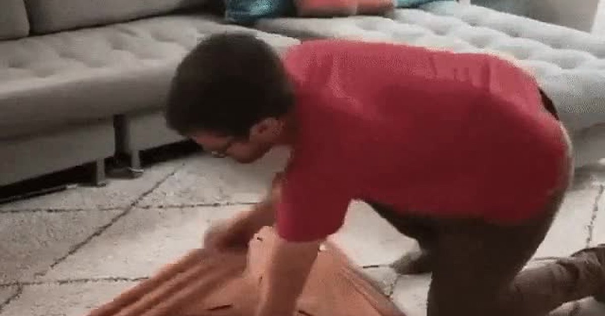 cabrort's tweet photo. La mesa ideal para los que no tenemos espacio en casa https://t.co/ZIktPNoXXK https://t.co/iwigPA8DwQ