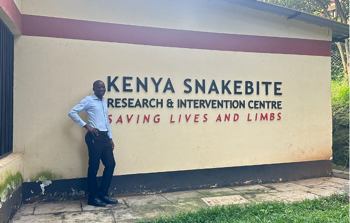 SBE_Research's tweet photo. Collaboration is key to achieving @WHO's goals on #snakebite🐍. In May, our PhD @mosesbandaaron visited @K_SRIC🇰🇪. Next to exploring their collection of venomous #snakes, he learned more about their work &amp; how it could inspire similar efforts in Malawi🇲🇼👉 https://t.co/UuuuiABKPX https://t.co/uxYBO2pyXL