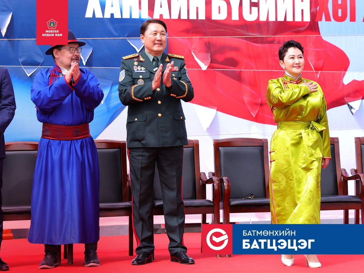 BattsetsegBatm2's tweet photo. УИХ-ын сонгуулийн 1 дүгээр тойрог, Хангайн бүсэд өрсөлдөх нэр дэвшигчийн үнэмлэхээ хүлээн авч, өнөөдөр сонгуулийн сурталчилгаагаа эхлүүлж байна. 
Улс төрийн сонгуульд шударгаар өрсөлдөхийн үлгэр жишээг алхам бүр, үг бүр, үйлдэл бүрээрээ нотлон харуулахын төлөө хэлбэрэлтгүй зүтгэнэ. #ХангайнБүс

#Архангай
#Өвөрхангай
#Баянхонгор
