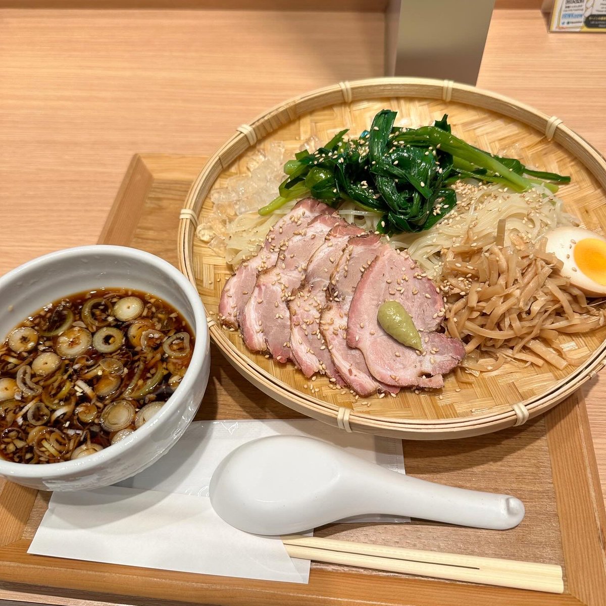 🌿🍜 Enjoy with our Hiyashi Nira Zaru Chuka Soba! Tender pork, fresh garlic chives, and chewy noodles with soy sauce dipping. Topped with wasabi for an extra kick! #ColdNoodles #RamenLove #Ramen