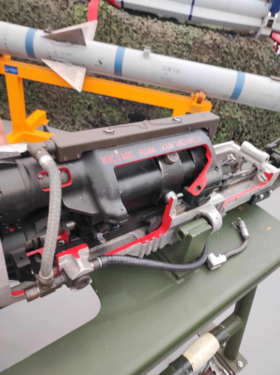 MaxQBasedLord's tweet image. Automatic Cannon from mauser.
Imagine something a bit slower than M134 but works mechanically.
#germanengineering