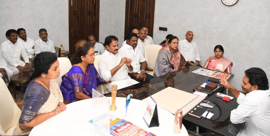 UrsButtaRenuka's tweet photo. వైయస్ఆర్ కాంగ్రెస్‌ పార్టీ అధ్యక్షుడు శ్రీ వైయస్‌ జగన్‌ను తన క్యాంపు కార్యాలయంలో కలిసిన  ముఖ్య నాయకులు, ఇటీవల ఎన్నికల్లో పోటీచేసిన అభ్యర్థులు. ఎమ్మిగనూరు వైయస్సార్సీపి  ఇంచార్జ్ శ్రీమతి బుట్టా రేణుక గారు

#ButtaRenuka #YSRCPYemmiganurCandidate #PratulButta #ButtaFoundation #YSR https://t.co/gqecYKZHVY