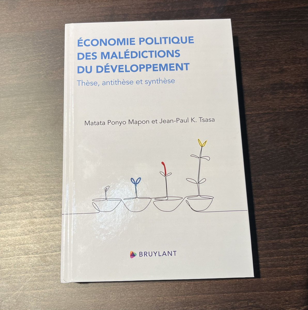 🇧🇪BELGIQUE: De passage aux Éditions Larcier... Ravi de tenir enfin en mains notre livre, après quasiment 5 ans d’efforts et de discussions productives avec le Professeur Matata Ponyo autour des questions d’économie politique du développement et d’offre du leadership dans les PMA.