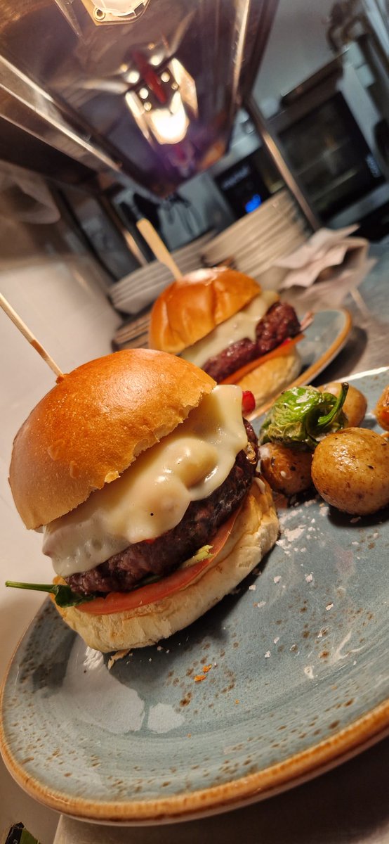 RestoMontevideo's tweet photo. ¿Te vienes y las pruebas?
Reserva al 957 61 40 99 
#hamburguesasalaparrilla #hamburguesas #barbacoa #restaurante #restauranteMontevideo https://t.co/Ym9OuuQzOB