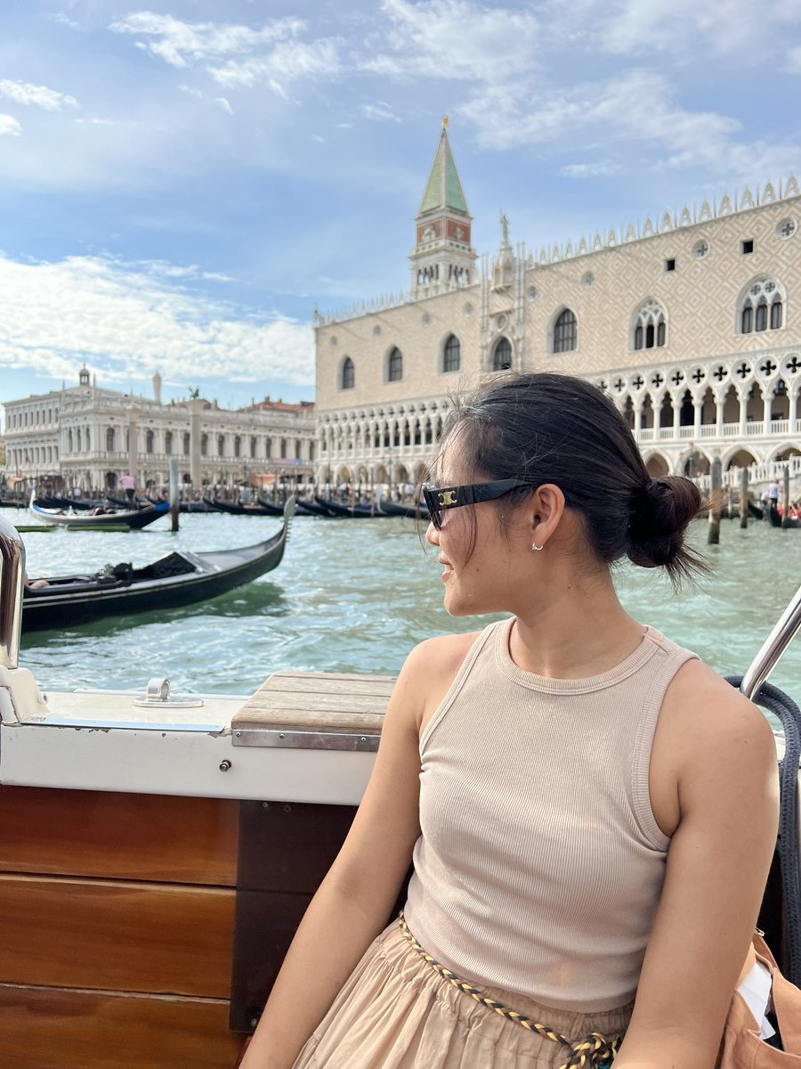 สวยจริง ละยิ่งถ้าเดินช่วงแบบสามสี่ทุ่มช่วงซัมเมอร์ แล้วตึกต่างๆกระทบแสงก็คือสวยแบบเทพสร้าง5555