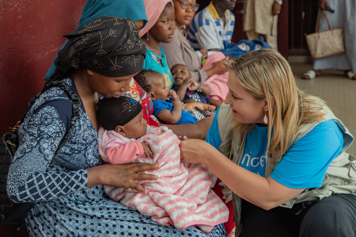 UNICEFGuinea's tweet photo. Felicity Wever, Director of Int. Programs at @unicefaustralia shares a heartwarming moment with Guinean children 👶🏽 mothers &amp; health staff
➕A productive discussions with @unicef #guinea teams to strengthen partnerships to promote the rights &amp; wellbeing #ForEveryChild in guinea🇬🇳 https://t.co/rCVwMJIbal