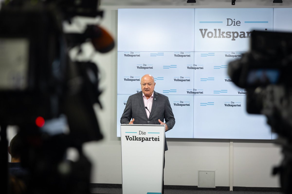 _CStocker's tweet photo. „Das Duell um Platz eins bei der Nationalratswahl hat begonnen und heißt Bundeskanzler @karlnehammer gegen Herbert Kickl. Wir gehen mit Zuversicht in den Herbst: Denn während Kickl bei der Europawahl hinter allen Erwartungen zurückgeblieben ist, hat die @volkspartei die Erwartungen übertroffen. Das Rennen ist eröffnet, die Aufholjagd hat begonnen und der Abstand ist alles andere als groß!“ #europawahl