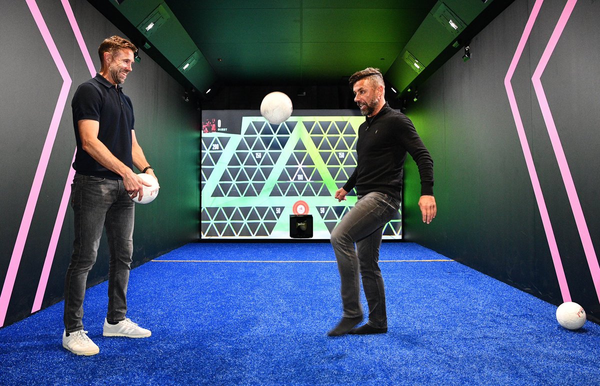 SimonHadleyPix's tweet photo. A selection of images from last weeks launch of @TOCAsocialUK  @Bullring in Birmingham.
Highlight of the evening for me was persuading ex pro footballers Matt Upson and Kevin Phillips to have a ‘keepy uppy’ competition for my camera
#Birmingham #Photographer #pr #Photography https://t.co/xqfwdyxogu