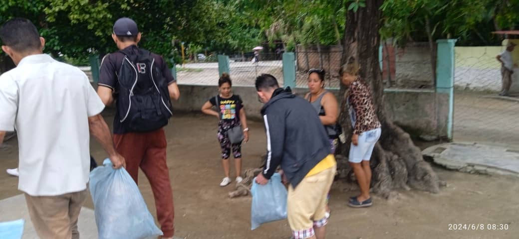 nilser_pineda's tweet photo. Los educadores en #LasTunas a la vanguardia en las labores de acondicionamiento de las #Escuelas para los exámenes finales #GenteQueInspira #GentesQueSuma #LasTunasXMásVictorias @CubaMined https://t.co/9sf1SqijM1