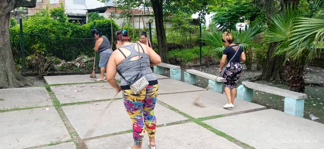 nilser_pineda's tweet photo. Los educadores en #LasTunas a la vanguardia en las labores de acondicionamiento de las #Escuelas para los exámenes finales #GenteQueInspira #GentesQueSuma #LasTunasXMásVictorias @CubaMined https://t.co/9sf1SqijM1
