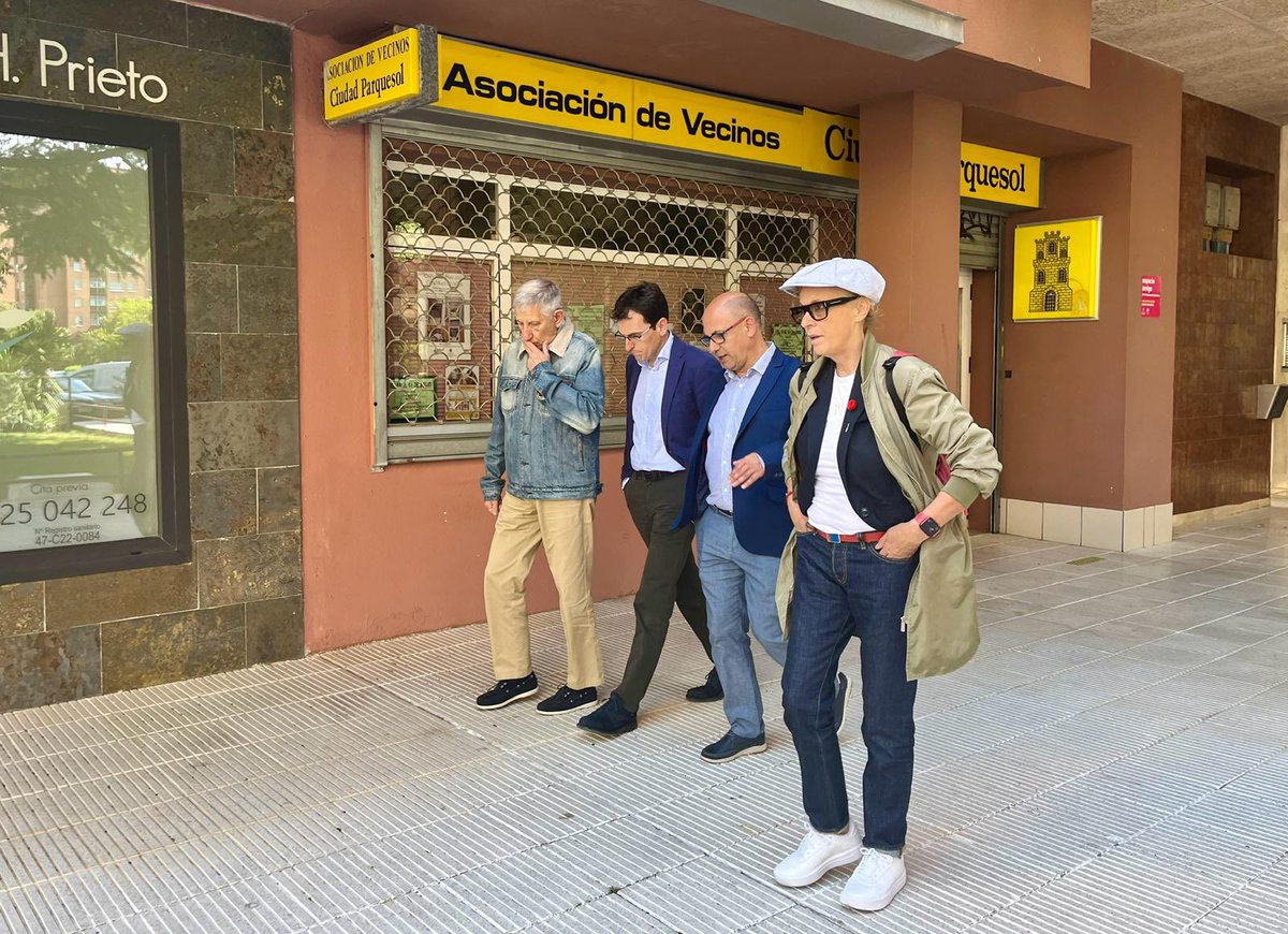 PSOE_AytoVLL's tweet photo. Los concejales del Grupo Municipal Socialista @herreropedro @velezpsoe y @RRViosca han comprobado hoy en Parquesol , junto a la Asociación de Vecinos @ciudadparquesol la falta de mantenimiento  y la suciedad de algunos espacios públicos https://t.co/ceoBLrC8Te