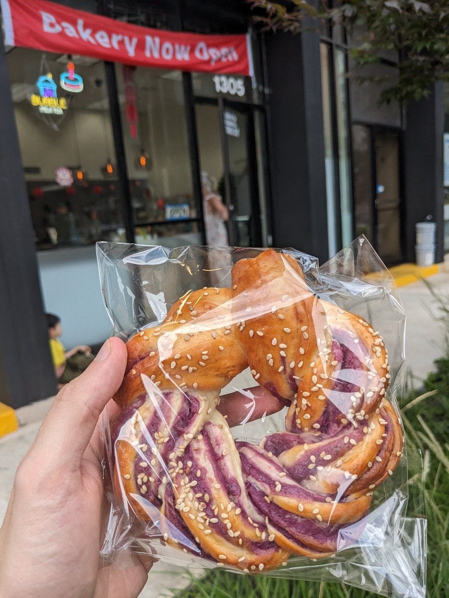 SS_DCTransit's tweet image. I want to make sure everyone on Silver Spring knows about Morning My Day on Fenwick ln near Georgia Ave (under Arrive building). This place is so great! Amazing baked goods and lots of bubble tea options!

#SilverSpring #DTSS