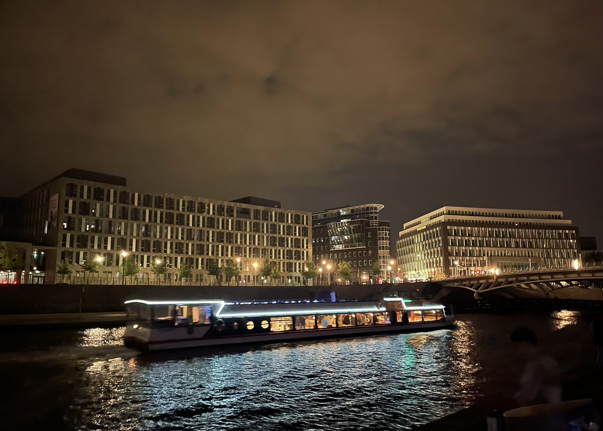 face2faceberlin's tweet photo. ✨ Berlin bei Nacht ✨ – wo moderne Architektur auf glitzernde Wasserspiegelungen trifft. Jeder Winkel dieser Stadt erzählt eine Geschichte, jeder Blick ist ein lebendiges Gemälde. Berlin, du bist ein Open-Air-Spektakel!
#BerlinLiebe #StadtLichter
#iloveberlin #face2facepromo https://t.co/Z7o9y6u7Pm