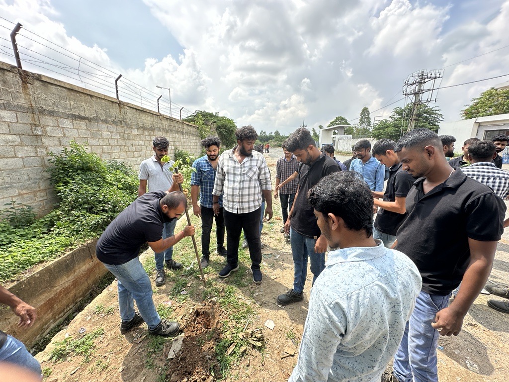 AltigreenL's tweet photo. We at Altigreen celebrated World Environment Day with a Plantation & Cleanliness Drive at our manufacturing plant in Malur.
Here are glimpses of the same.
#EnvironmentDay #EnvironmentDay2024 #WorldEnvironmentDay #Plantation #CleanlinessDrive #Altigreen #AltigreenEV #EV https://t.co/zxYUZExDiv