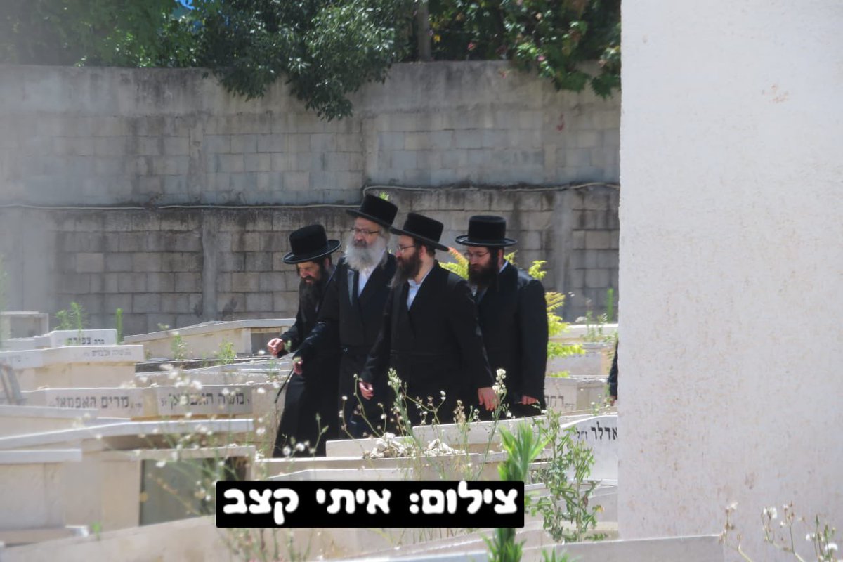 כ״ק מרן אדמו״ר שליט״א בעליה לציון זקנו רביה״ק בעל ה״אהבת ישראל״ זי״ע באוהל רבוה״ק בבית החיים זכרון מאיר בבני ברק

לרגל יומא דהילולא שחל בשב״ק העעל״ט