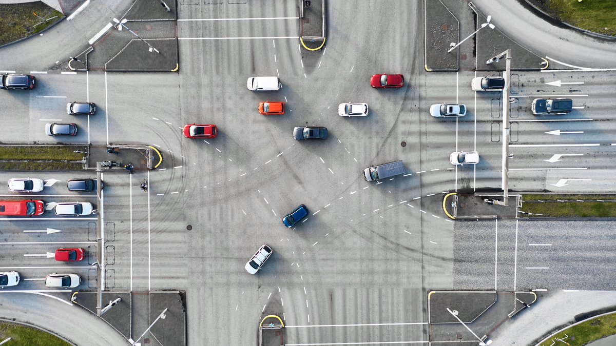 New study evaluates traffic delays &amp; travel times in Reykjavík. Significant delays during peak hours highlight the need for better infrastructure. Valuable insights for future projects under the Transport Treaty. nordicroads.com/evaluation-and… 
#TrafficDelays #Reykjavík #transportnews