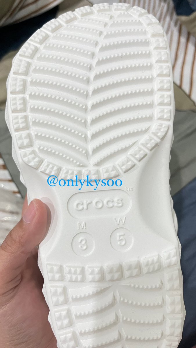 onlykysoo's tweet photo. Wts crocs classic geometric clog harga 900k, harga beli 1.2jt(baru beli sabtu),boleh nego lagi tapi yang masuk akal. Boleh di barter sama barang lain yang setara, apapun itu barangnya kalau aku suka boleh dibarter. Kalau minat boleh Reply/dm yaa, thank u! 

#wts #crocs #zonauang https://t.co/rGxJ0Lqnav