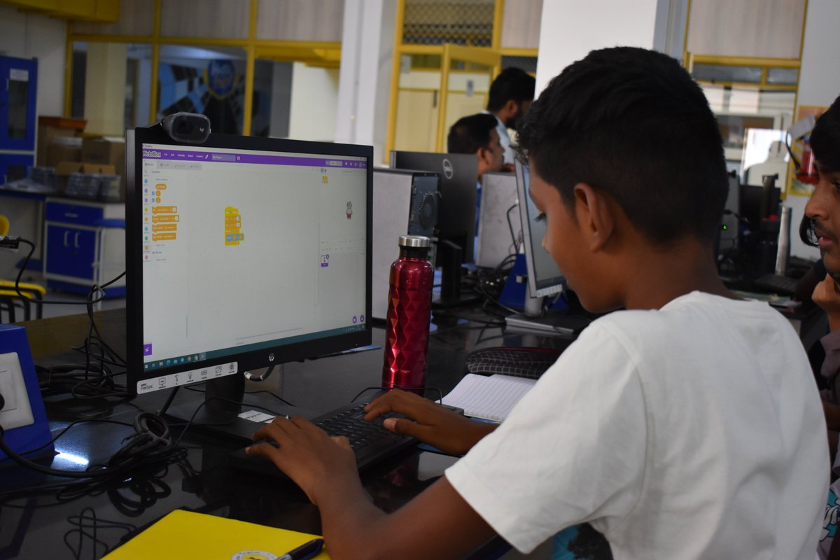 Check out the highlights of the #STEM workshop held at the Experimenta Science Centre within the GeDee Car Museum, Coimbatore. 👩‍💻
Students were fully engaged in a hands-on learning experience, using the #PictoBlox and the DIY #Quarky Robotics kit to learn the #AI education.🦾