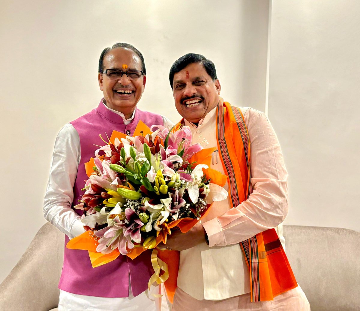 CMMadhyaPradesh's tweet image. मुख्यमंत्री डॉ. मोहन यादव ने आज केंद्रीय कैबिनेट मंत्री श्री @ChouhanShivraj से मध्यप्रदेश भवन, दिल्ली में सौजन्य भेंट कर शुभकामनाएं दीं।

@DrMohanYadav51
#drmohanyadav #CMMadhyaPradesh