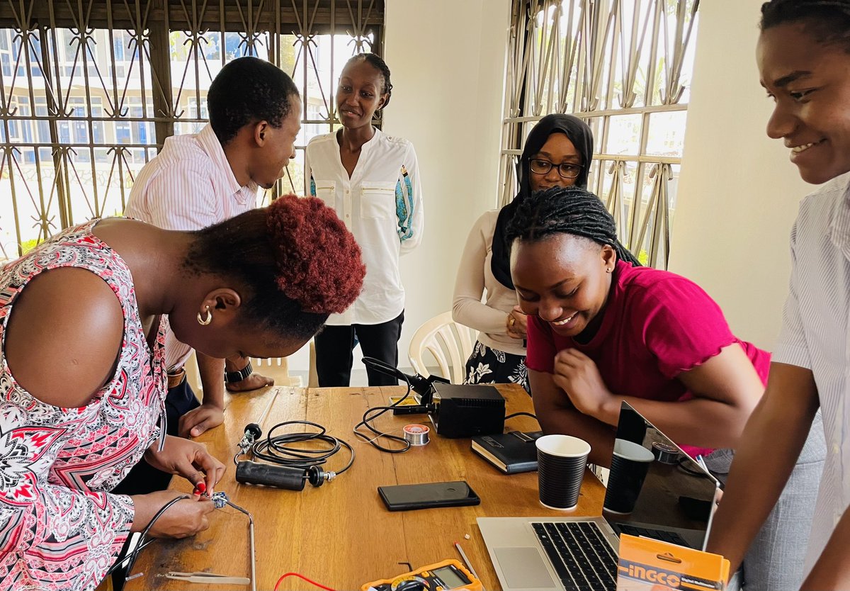 jennamueller711's tweet photo. Today we are doing a pilot manufacturing build of our low-cost laparoscopes with our industry partner Shishi International (led by @mutetire) in Uganda! This was made possible through a collaboration with @FischellInstUMD and funding from @theNCI and @WellcomeLeap #globalhealth https://t.co/mrt4btVJmT