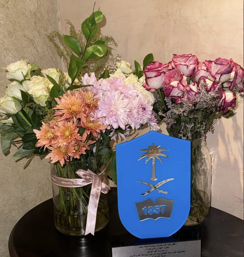 rainycloud_r's tweet photo. ﴿قد جعلها ربي حقا﴾

ماكان طريق محفوفاً بالورد وماينبغي له أن يكون ،ولكنه كان مليئاً بلطف الله أولاً ثم دعم عائلتي

فالحمدلله الذي ما انتهى درب ولا ختم جهد ولا تم سعي إلا بفضله، تم بحمد الله تخرجي من جامعة الملك سعود، بكالوريوس طب وجراحة الفم والأسنان بتقدير ممتاز مع مرتبة الشرف https://t.co/Zvtpqob44J