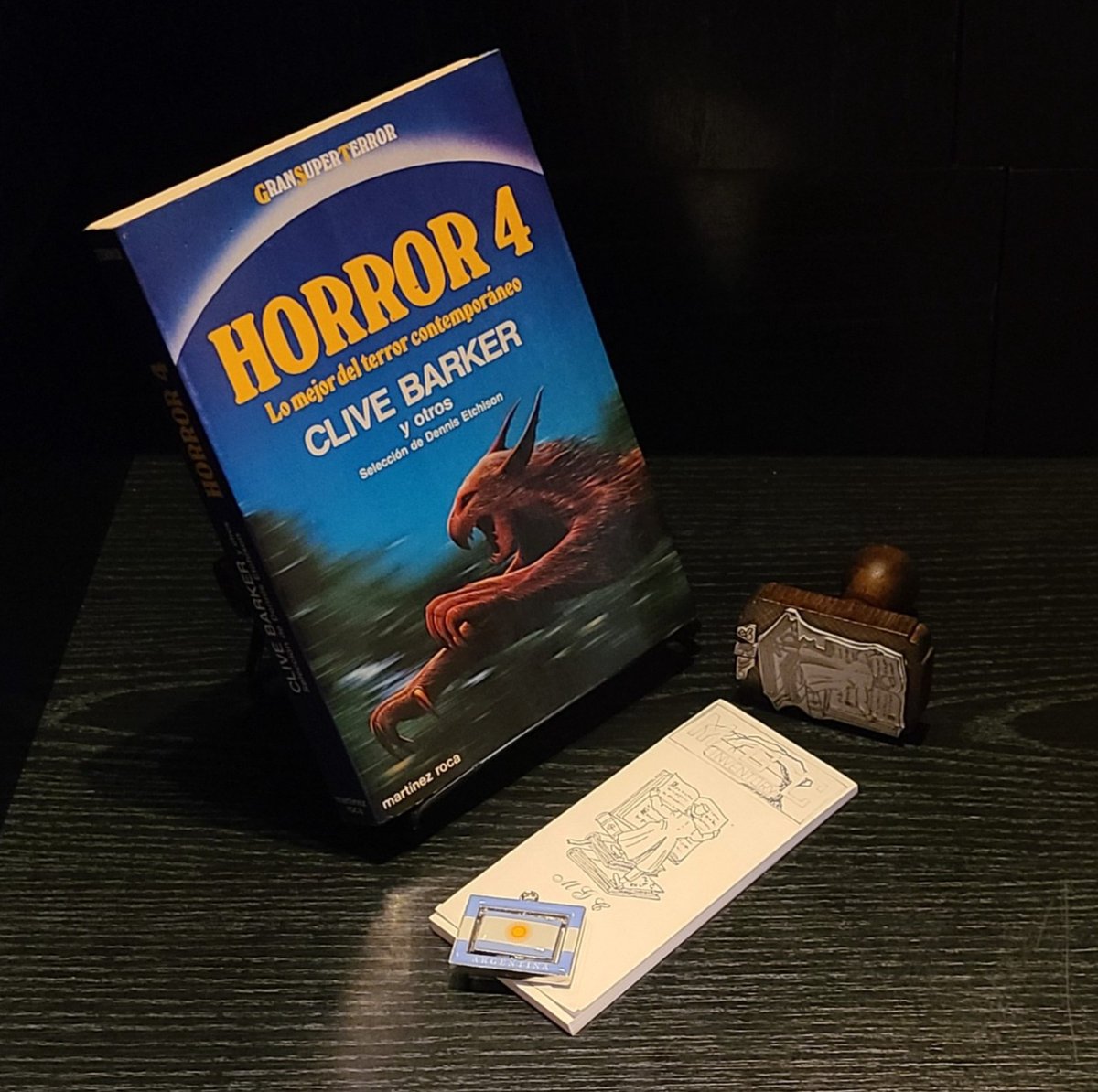mgc_inventory's tweet photo. :libro: ID_b0215
Horror 4: Lo Mejor del Terror Contemporáneo (oct-1986, Martinez Roca)
Dennis Etchison (Editor)
320p - Paperback - ESP
#horrorlibro #martinezroca #clivebarker #books #libros #collector #bookworm #bookaholic #vintagebooks #books #bookcommunity #bookcovers https://t.co/yUQurkGnGQ