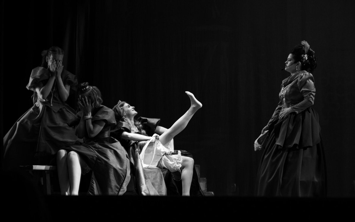 Сыграли с дочкой Колотильду (младшую сестру Золушки) в постановке ТТОФ.