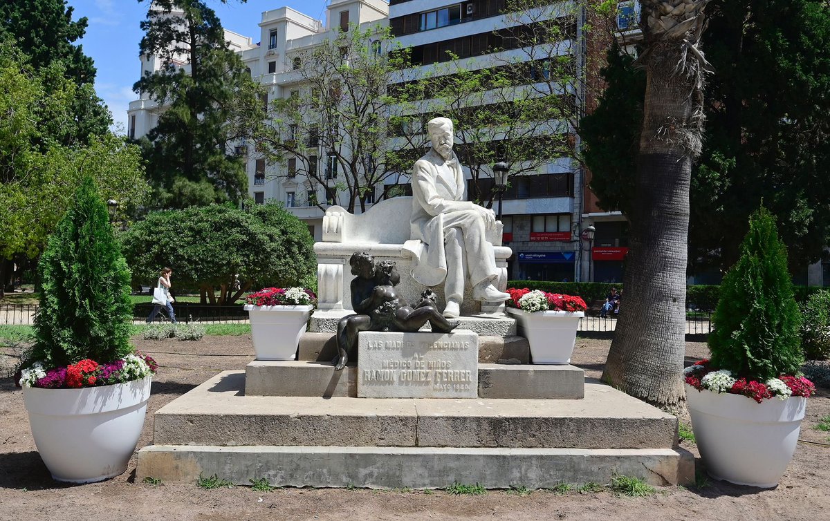mjosecatala's tweet photo. Rendimos homenaje al ilustre médico valenciano Ramón Gómez Ferrer en el centenario de su muerte.

Recordamos su encomiable contribución en el campo de la pediatría y su vocación con los niños y con las familias más desfavorecidas de la ciudad, a las que dedicó toda su vida. https://t.co/UDnybWSbcw