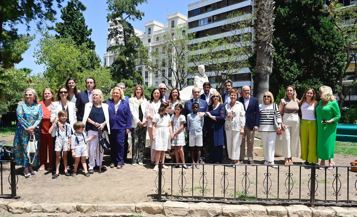mjosecatala's tweet photo. Rendimos homenaje al ilustre médico valenciano Ramón Gómez Ferrer en el centenario de su muerte.

Recordamos su encomiable contribución en el campo de la pediatría y su vocación con los niños y con las familias más desfavorecidas de la ciudad, a las que dedicó toda su vida. https://t.co/UDnybWSbcw