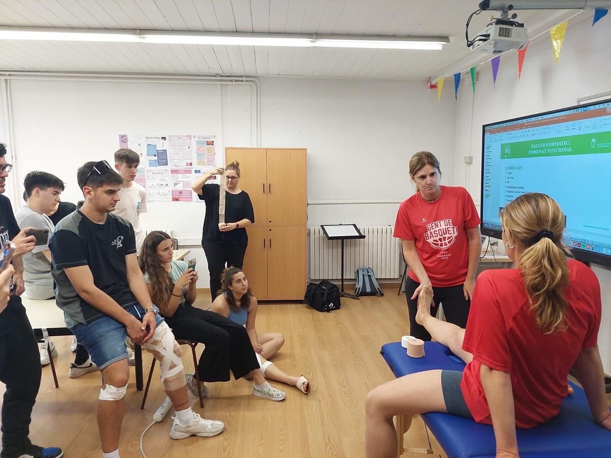 FCBQ_CatCentral (@fcbq_catcentral) on Twitter photo FORMACIÓ | L’escola <a href="/OmsidePrat/">Oms i de Prat</a> va acollir un taller d’embenats funcionals organitzat per <a href="/FCBQ_CatCentral/">FCBQ_CatCentral</a> amb la fisio <a href="/Monica_Blasi/">Mònica Blasi</a> en el que van assistir entrenadors/es, jugadors/es i estudiants conjuntament amb la coordinadora de salut de la Federacio catalana la Dra Treviño. FORMACIÓ | L’escola <a href="/OmsidePrat/">Oms i de Prat</a> va acollir un taller d’embenats funcionals organitzat per <a href="/FCBQ_CatCentral/">FCBQ_CatCentral</a> amb la fisio <a href="/Monica_Blasi/">Mònica Blasi</a> en el que van assistir entrenadors/es, jugadors/es i estudiants conjuntament amb la coordinadora de salut de la Federacio catalana la Dra Treviño.