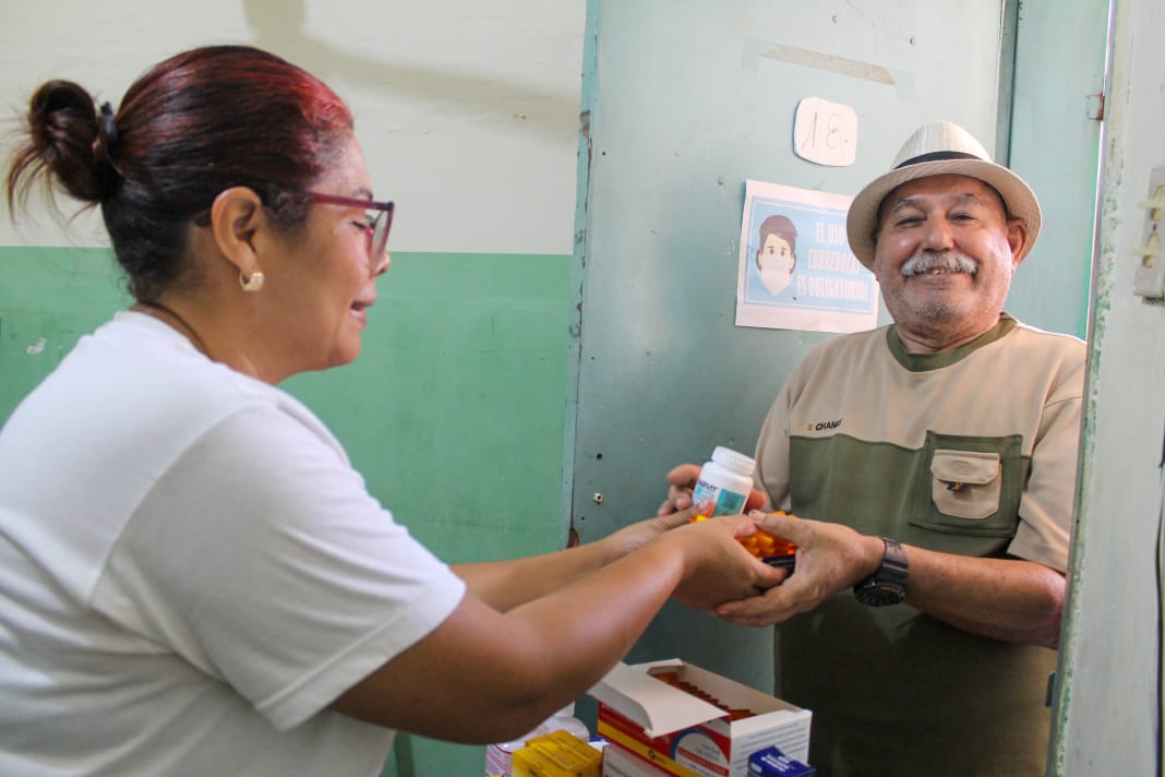 Ipasme Oficial (@ipasmeoficial) on Twitter photo #FelizLunes || En una jornada "Por amor a mi maestra y a mi maestro", el <a href="/ipasme_mcbo/">IPASME Maracaibo</a> brindó atención de calidad en la E.B.N.B. Euladimira Guanipa, pquia. San Francisco, donde se atendieron 732 pacientes y se dispensaron 1120 medicamentos.
#NicoTieneLasRiendas
<a href="/NicolasMaduro/">Nicolás Maduro</a> #FelizLunes || En una jornada "Por amor a mi maestra y a mi maestro", el <a href="/ipasme_mcbo/">IPASME Maracaibo</a> brindó atención de calidad en la E.B.N.B. Euladimira Guanipa, pquia. San Francisco, donde se atendieron 732 pacientes y se dispensaron 1120 medicamentos.
#NicoTieneLasRiendas
<a href="/NicolasMaduro/">Nicolás Maduro</a>