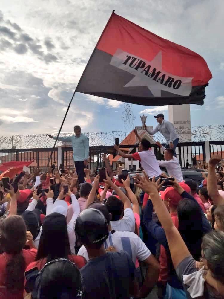 Los hijos de la burguesía, Los artífices de las guarimbas, aquellos que celebraron la muerte de inocentes. Los que piden al imperio ahogar a Venezuela con sanciones, hoy se visten de pueblo. "No te dejes engañar, sólo <a href="/NicolasMaduro/">Nicolás Maduro</a> garantiza el bienestar y la paz del pueblo".
