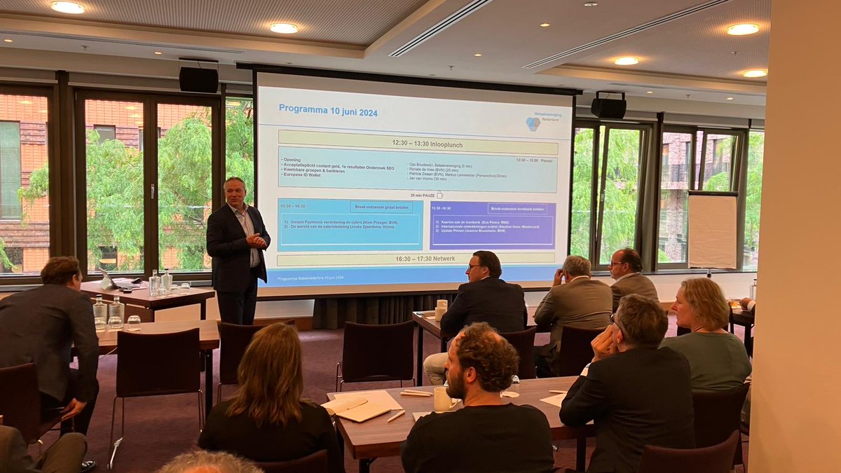 Directeur ⁦<a href="/gijsboudewijn/">Gijs Boudewijn</a>⁩ verwelkomt de deelnemers aan ons viermaandelijks #stakeholderforum