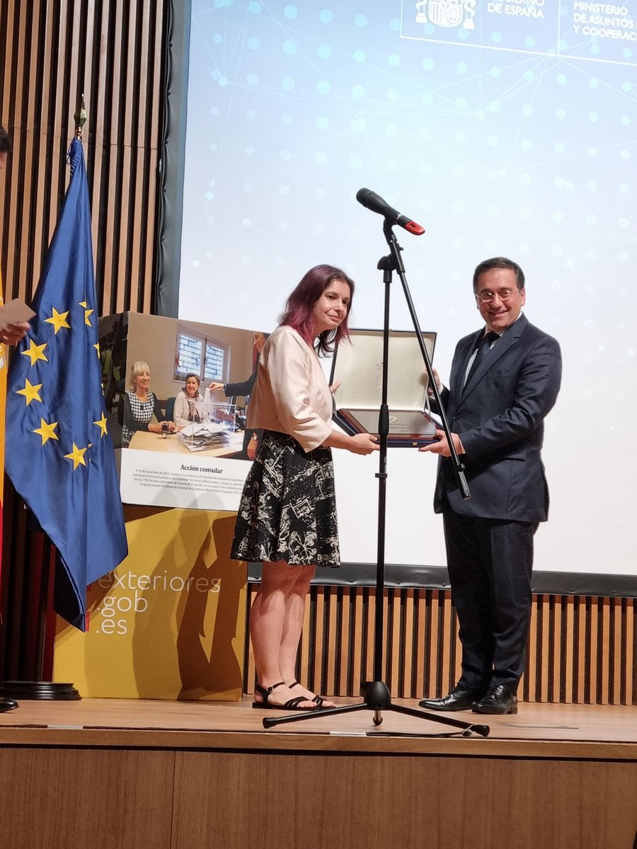 🎖️Desde <a href="/MAECgob/">Ministerio de Asuntos Exteriores, UE y Cooperación</a> han concedido a este órgano consultivo la Placa de Honor de la Orden del Mérito Civil

➡️La presidenta del Consejo, Violeta Alonso, junto a varios miembros, han estado acompañados en este acto por Elena Bernardo, DG de la Ciudadanía Española en el exterior