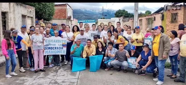 CemMontalban's tweet photo. #9dejunio,AD en resistencia Montalbán realizá la juramentación del comandito Manomer los cuales serán los encargados de custodiar los votos del centro electoral Manuel latouche Acosta para garantizar el triunfo del 28 de jun #EdmundoParaTodoElMundo https://t.co/hwd2aWjAfJ