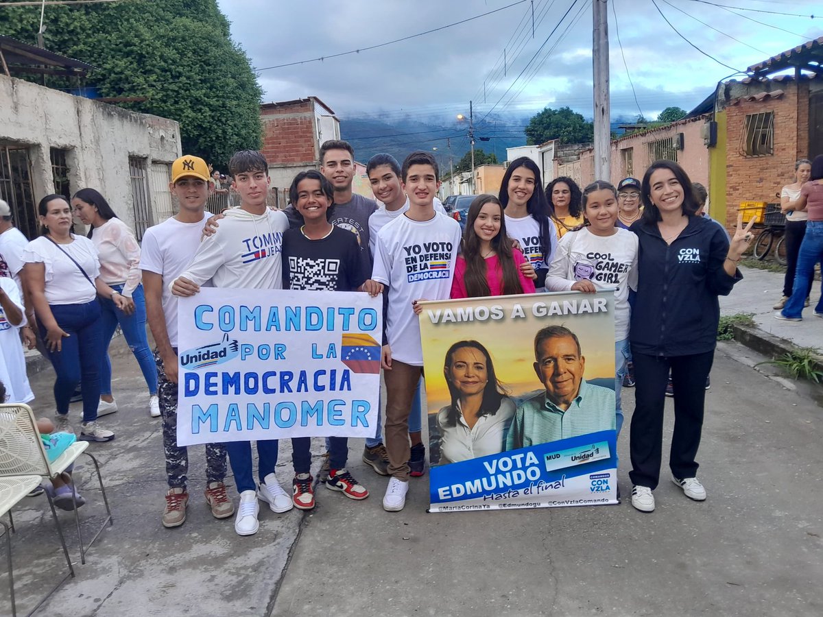 CemMontalban's tweet photo. #9dejunio,AD en resistencia Montalbán realizá la juramentación del comandito Manomer los cuales serán los encargados de custodiar los votos del centro electoral Manuel latouche Acosta para garantizar el triunfo del 28 de jun #EdmundoParaTodoElMundo https://t.co/hwd2aWjAfJ
