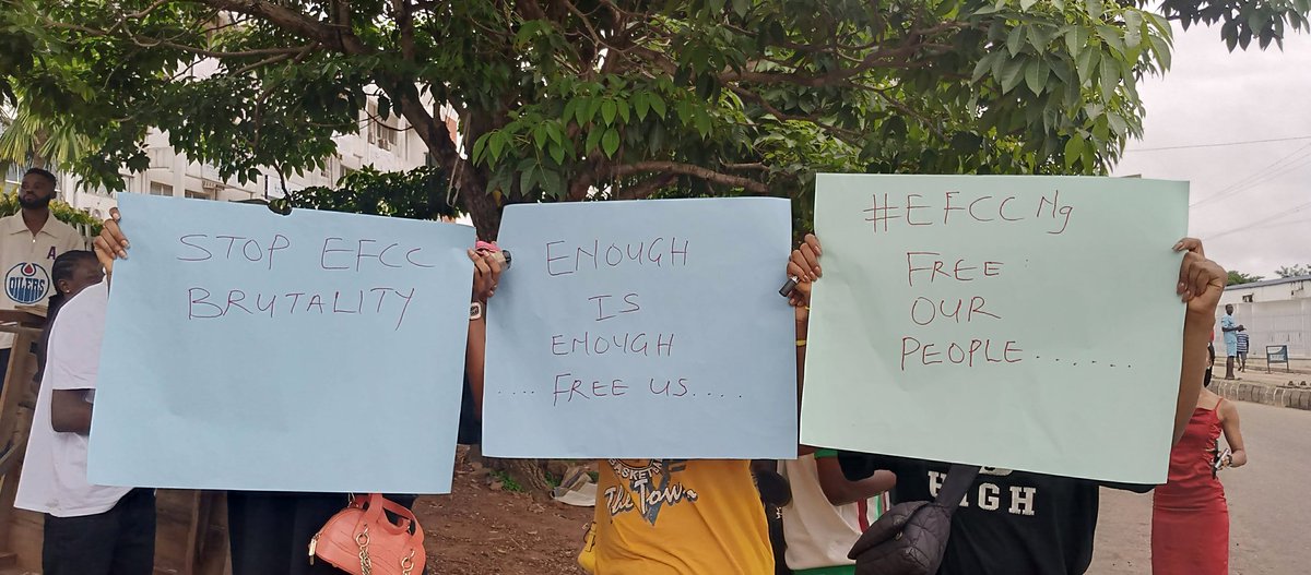 I joined other concerned #OndoState youths to protest against #EFCCBrutality in our dear State. We call on the <a href="/NGRPresident/">Presidency Nigeria</a> and the <a href="/NGRSenate/">The Nigerian Senate</a> to please check the excesses of the officials of the <a href="/officialEFCC/">EFCC Nigeria</a> on our young people.
Cc: <a href="/YemieFash/">Olúyẹmí Fásípè AICMC</a> <a href="/OnigegeAra1/">Adunni Onigege Ara</a> <a href="/AyomiEwa/">Iyalode of Ikale land👑👸🏼🦋</a> <a href="/BrosYomi/">Òtúnba Yòmí Oyékàn</a>