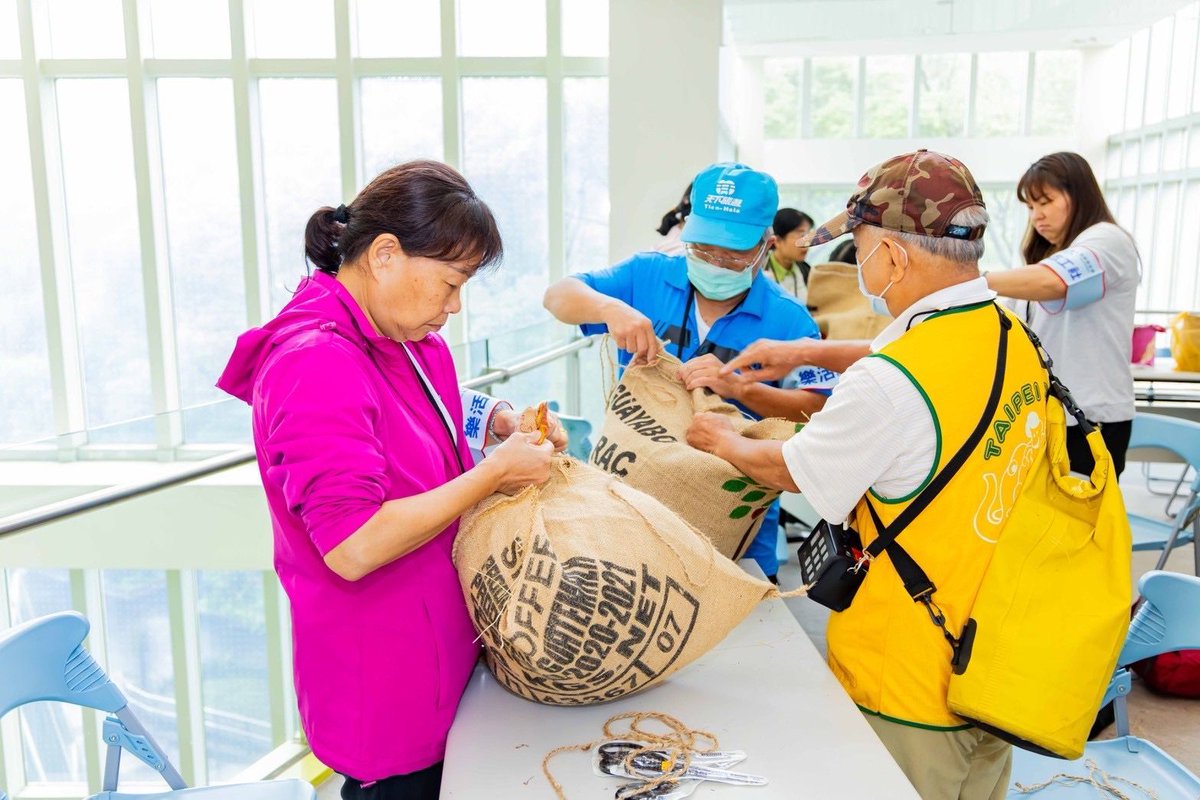 cywuofficial's tweet photo. #DragonBoatFestivalBlessings

As the Chairperson of Shin Kong Life Foundation, I initiated a charitable event on the eve of the Dragon Boat Festival on May 9th， and all volunteers from the #HealthyLiving Volunteer Society to respond the call  @TaipeiZoo to handcraft zongzi  (rice dumplings ) for the gorillas, celebrating the festival together!

I remember that the first gorilla is fostered by Eugene Wu, my father and the founder of 
Shin Kong Financial Holding Co., Ltd since 1986 for promoting wildlife conservation. The Taipei Zoo joins EAZA Gorilla EEP finally on 2017 after years efforts on pushing it through from my end. Special thanks to the Taipei Zoo keepers and adoption groups for their arrangements. Volunteers creatively packed gorilla food into burlap bags and crafted multiple "burlap zongzi" as enrichment props for the gorillas, enriching their feeding time and enhancing their hand skills. It's very meaningful!

Today, my family and I enjoyed various flavors of zongzi together. Which flavor do you prefer? #SouthernZongzi #NorthernZongzi #SweetZongzi #SavoryZongzi. Hope you all have a happy and healthy Dragon Boat Festival~❤️