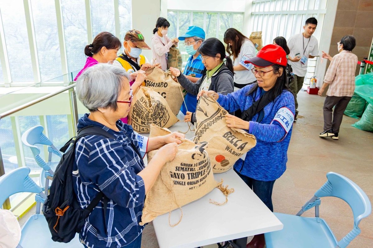 cywuofficial's tweet photo. #DragonBoatFestivalBlessings

As the Chairperson of Shin Kong Life Foundation, I initiated a charitable event on the eve of the Dragon Boat Festival on May 9th， and all volunteers from the #HealthyLiving Volunteer Society to respond the call  @TaipeiZoo to handcraft zongzi  (rice dumplings ) for the gorillas, celebrating the festival together!

I remember that the first gorilla is fostered by Eugene Wu, my father and the founder of 
Shin Kong Financial Holding Co., Ltd since 1986 for promoting wildlife conservation. The Taipei Zoo joins EAZA Gorilla EEP finally on 2017 after years efforts on pushing it through from my end. Special thanks to the Taipei Zoo keepers and adoption groups for their arrangements. Volunteers creatively packed gorilla food into burlap bags and crafted multiple "burlap zongzi" as enrichment props for the gorillas, enriching their feeding time and enhancing their hand skills. It's very meaningful!

Today, my family and I enjoyed various flavors of zongzi together. Which flavor do you prefer? #SouthernZongzi #NorthernZongzi #SweetZongzi #SavoryZongzi. Hope you all have a happy and healthy Dragon Boat Festival~❤️