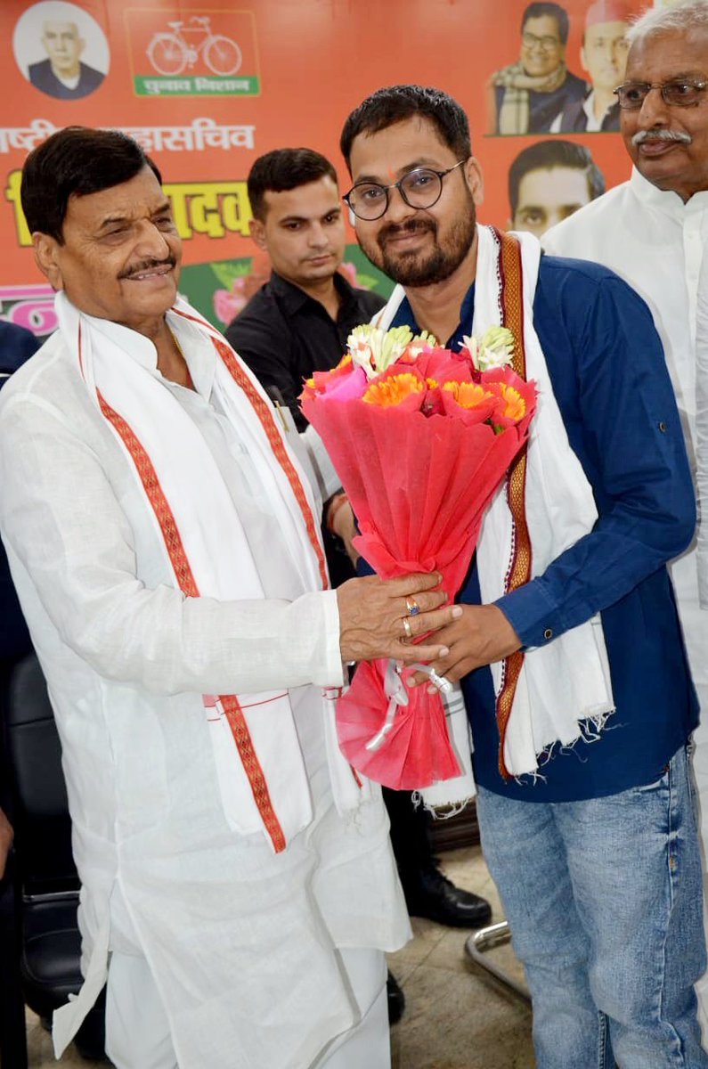 Monupathak001's tweet photo. आज पार्टी कार्यालय पर अपने नेताजी माननीय श्री शिवपाल सिंह यादव जी से मुलाकात कर बधाई दिया। 
और उनका आशीर्वाद प्राप्त किया !!
@yadavakhilesh 
@shivpalsinghyad 
@aditya https://t.co/bCVERYgMRf